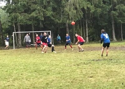 Jaunieši spēlē sporta spēles