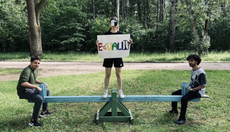 3 cilvēki uz šūpolēm