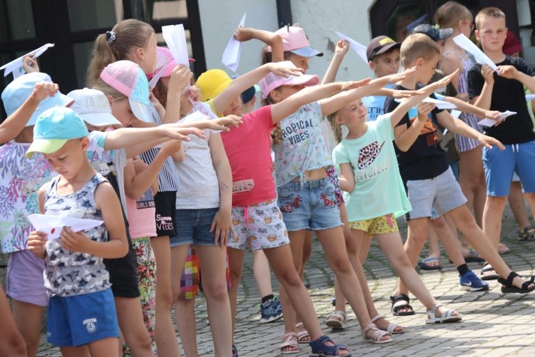 bērni izstiepuši rokas