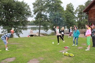 Jaunieši spēlē sporta spēles