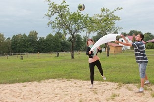 Jaunieši spēlē sporta spēles