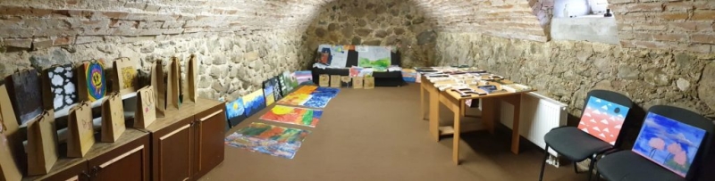 Istaba ar bērnu darbiem