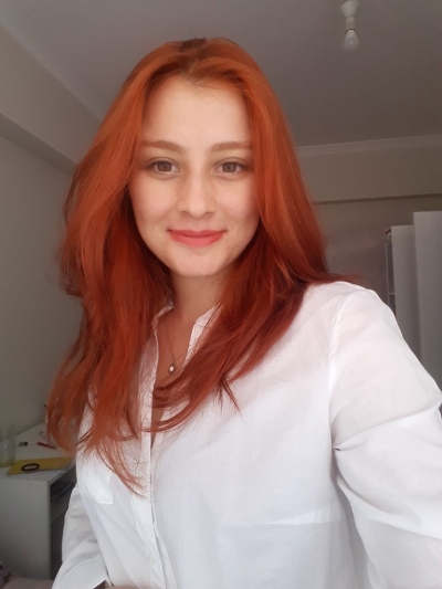 Meitene ar rudiem matiem