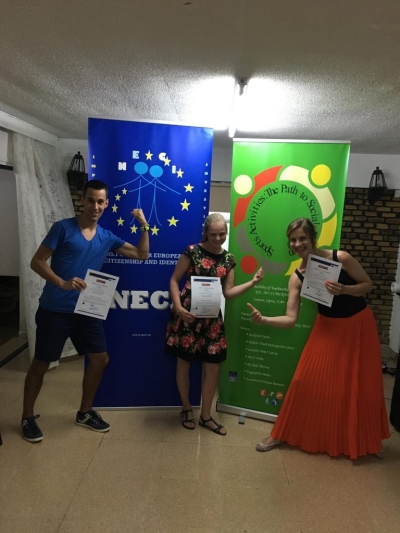 Komandas bilde pie ES un projekta plakātiem