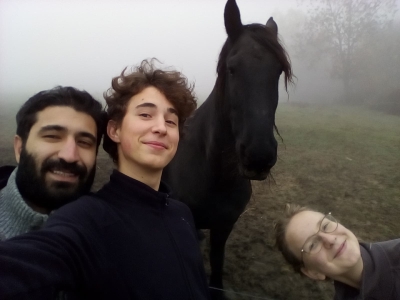 Grupu pašbilde ar zirgu