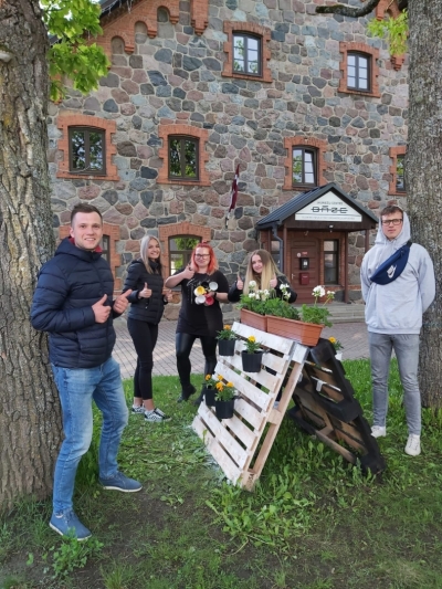Spēles dalībnieki no Gulbenes novada - komandas dalībnieki: jaunatnes darbinieks Valters (pirmais no kreisās puses), jaunieši - Agnese, Krista (otrā no labās puses) un Emīls, vidū spēles vadītāja - Jana, foto nepiedalījās komandas dalībnieks - Kalvis.