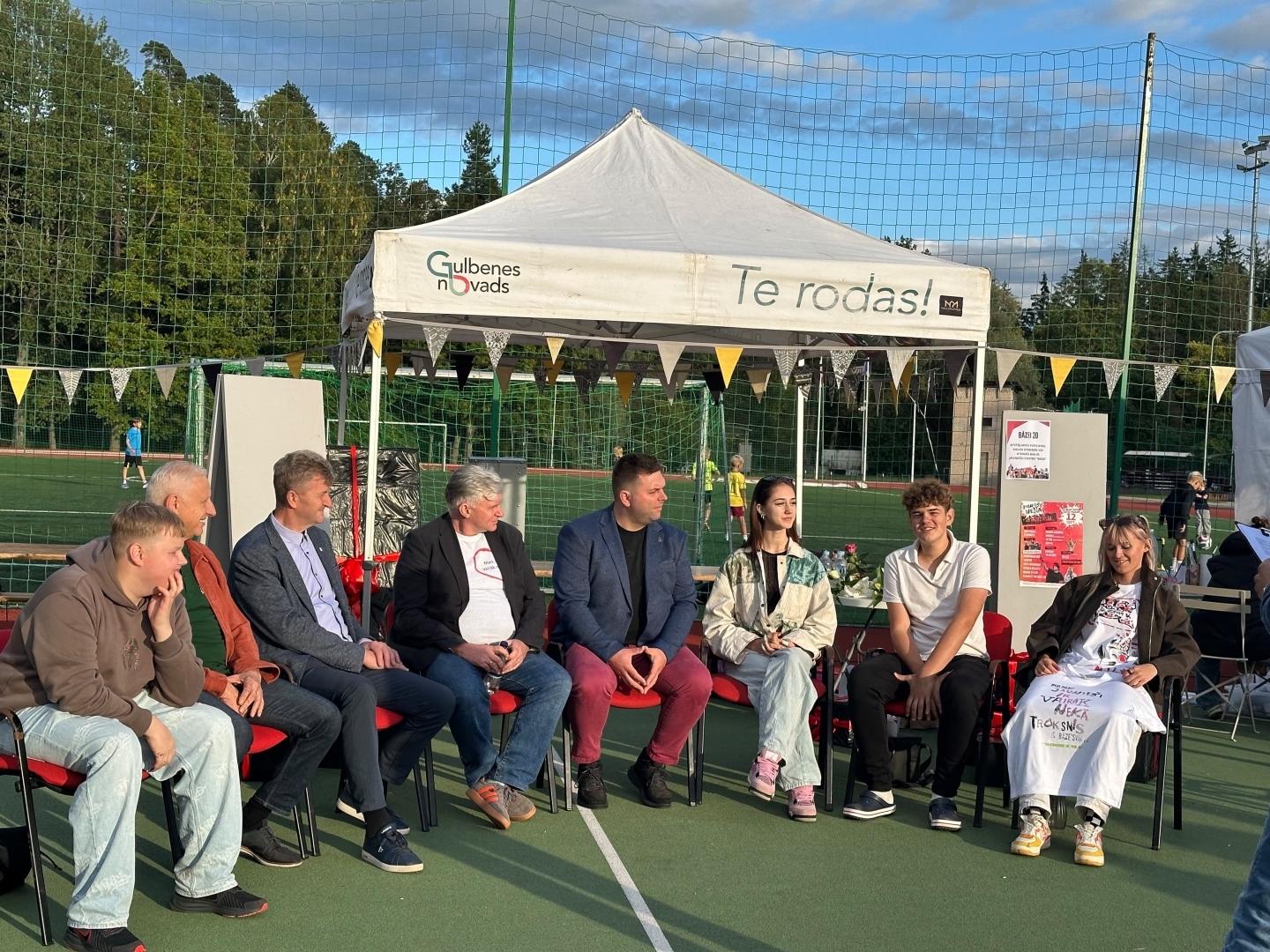 jauniešu festivāla diskusija ar deputātiem un jauniešiem