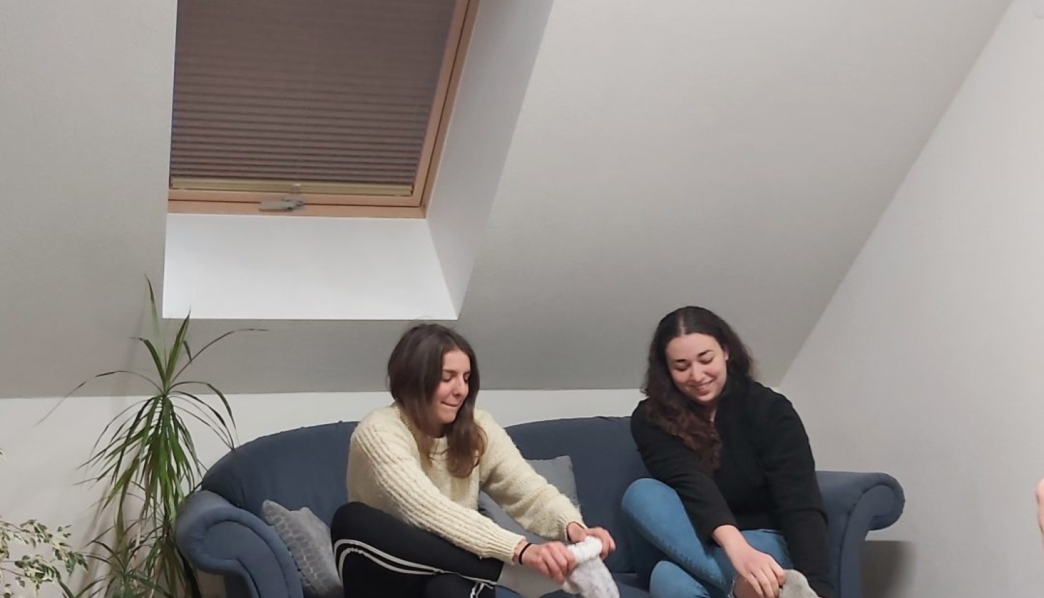 brīvprātīgo darbu veic Julie un Maissa