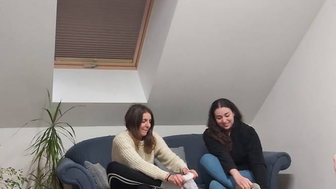 brīvprātīgo darbu veic Julie un Maissa